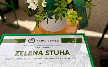 Vesnice roku 2026 - zelená stuha a zlatá cihla pro obec Dubenec